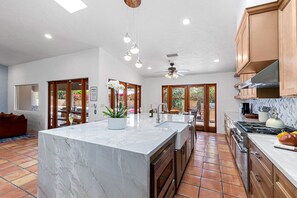 Fridge, microwave, oven, stovetop - Blue Waters at Andreas Hills - Luxury Pool Escape (Palm Springs)