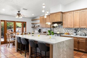 Fridge, microwave, oven, stovetop - Blue Waters at Andreas Hills - Luxury Pool Escape (Palm Springs)