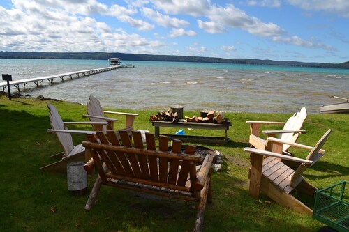 Cozy cottage Big Glen Lake, Tennis Court, Dock, Kayaks, Rowboat, Sunset view