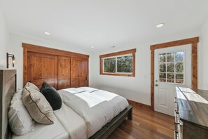 5 bedrooms, iron/ironing board, free WiFi, bed sheets