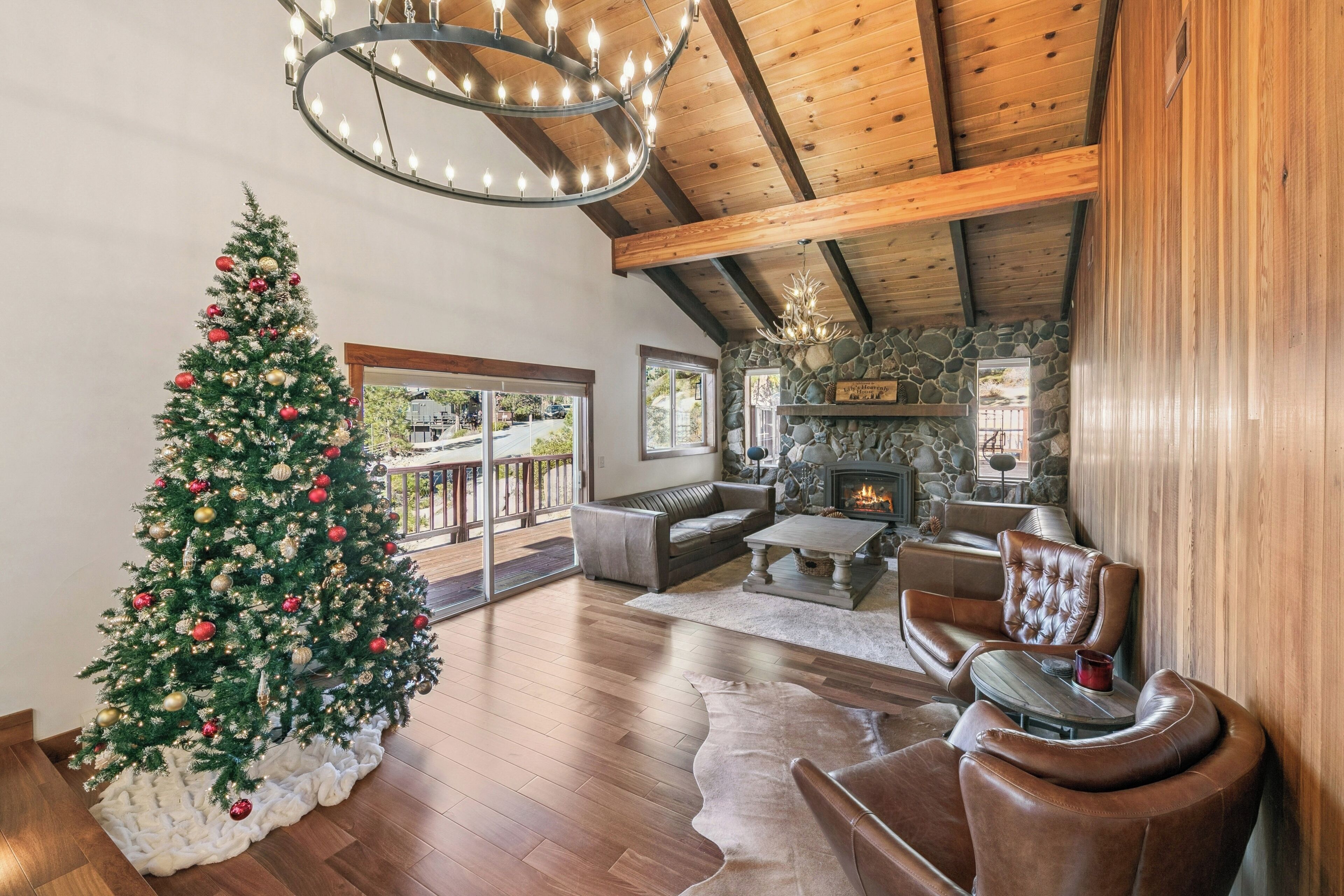 Smart TV, chimenea, reproductor de DVD y estéreo 