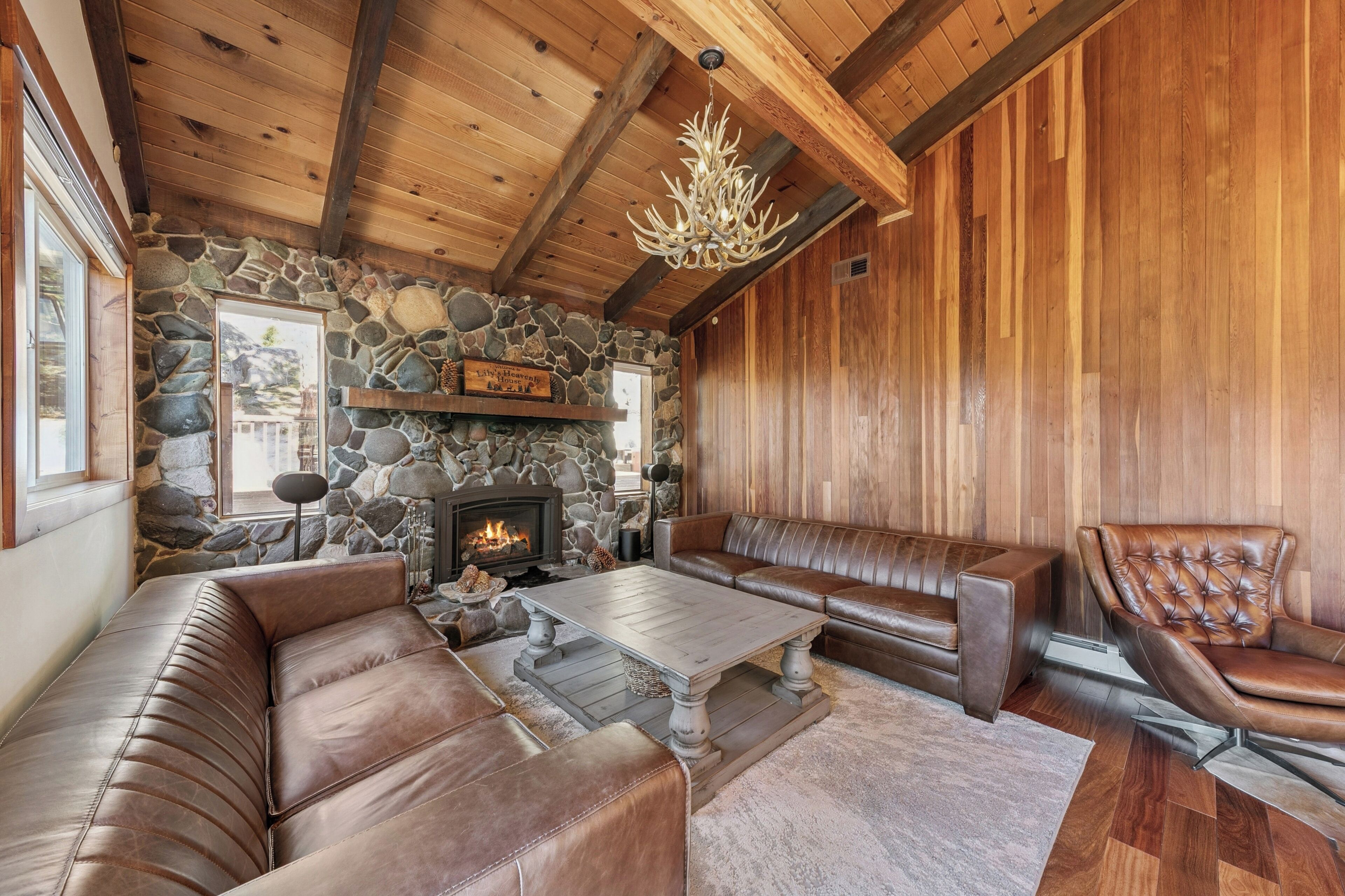 Smart-TV, peis, DVD-spiller og stereoanlegg