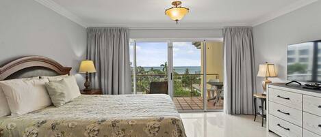 Tabla de planchar con plancha, wifi, ropa de cama