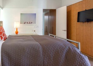3 habitaciones, escritorio, tabla de planchar con plancha y wifi gratis 