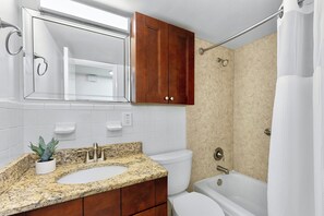 Tina con regadera, secadora de cabello, toallas 