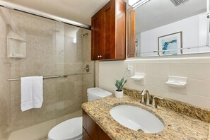 Tina con regadera, secadora de cabello, toallas 