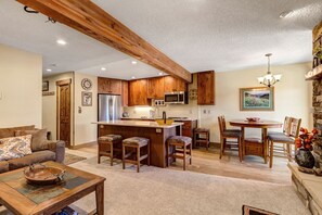 TV, fireplace - Perfect for Biking/Hiking/Skiing! Hot tub access, Walk to Main Street, Covered p (Breckenridge)