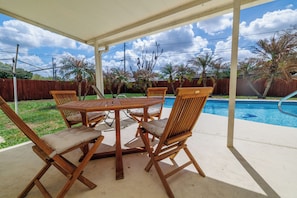Outdoor dining - Relaxing Tropical Pool Home Close to Beach and Disney (Titusville)