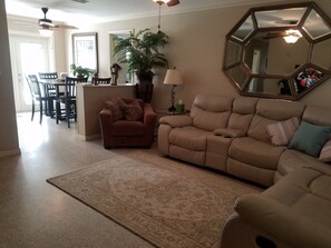 智能電視、DVD 播放機、書籍