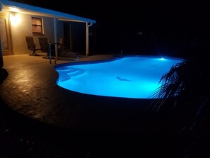 Utendørsbasseng og et oppvarmet basseng