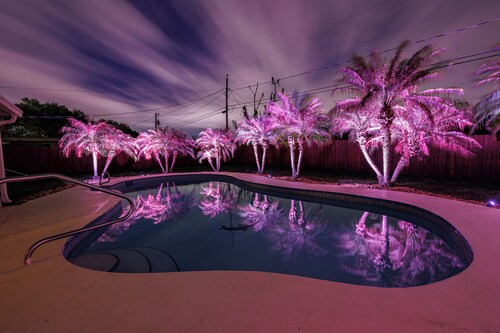 Relaxing Tropical Pool Home Close to Beach and Disney