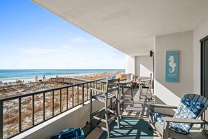 Outdoor dining - SD 205: Seaspray Getaway - Let the Tropical Waves Be Your Alarm Clock! (Fort Walton Beach)