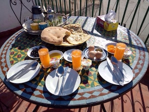 Outdoor dining - Riad Family Samnoun sunny house (fes El bali)