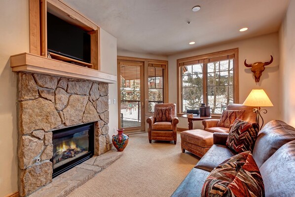 TV, fireplace