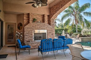 Outdoor dining - Palm Springs Golf Course Home: Private Pool & Spa! (South Palm Springs)