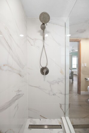 Combined shower/bathtub, towels - Breakers 3 · Gulf Front · 28-Night Minimum (Holmes Beach)