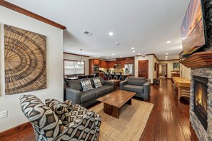 Televisión, chimenea, videojuegos y reproductor de DVD 