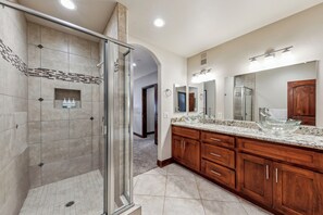 Combined shower/bathtub, hair dryer, towels - 3BR Townhome Near Heavenly & Lake | TW201 (South Lake Tahoe)