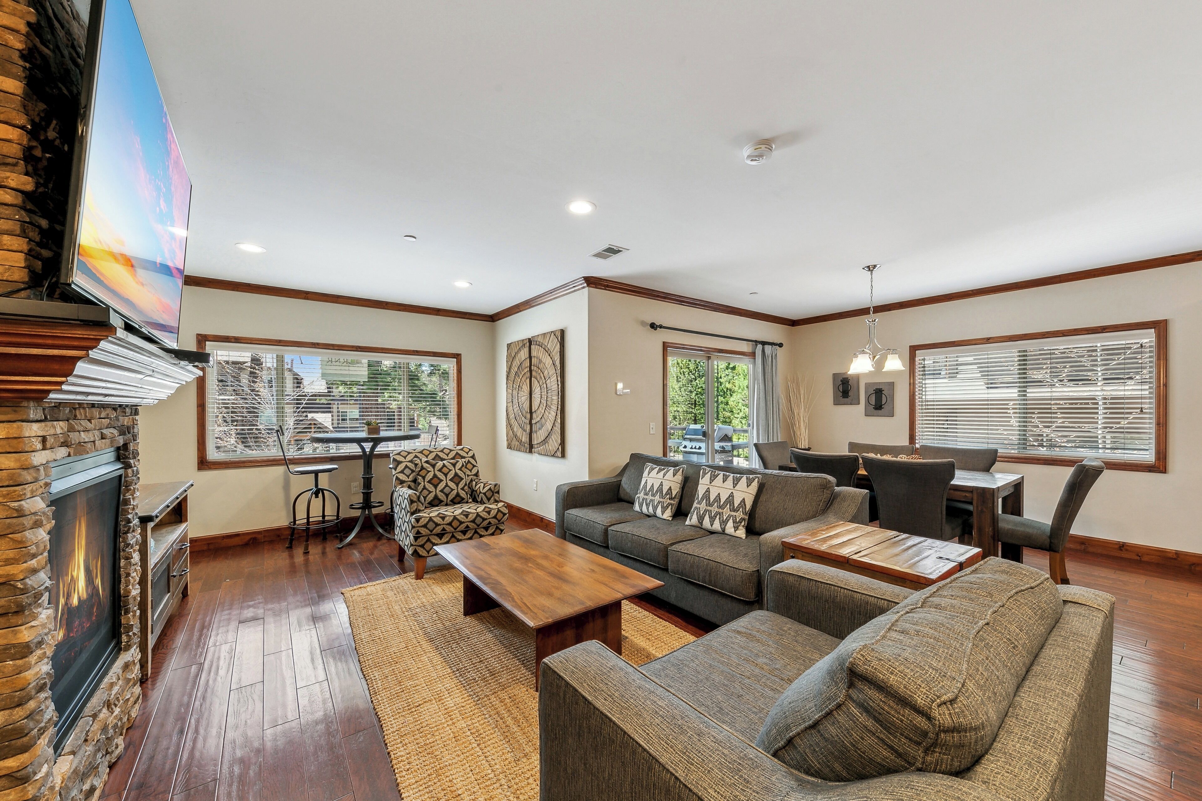 Televisio, takka, videopelejä, DVD-soitin