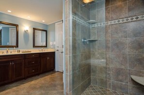 Towels - Upgraded Oceanfront 3BR Condo in WrightsvilleDunes (Wrightsville Beach)