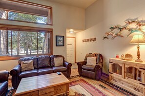 Een televisie en een open haard