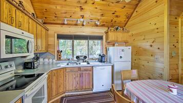 Coffee/tea maker, fridge, microwave, stovetop
