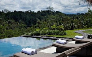 Piscine à débordement