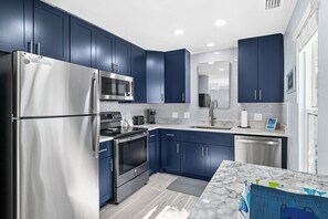 Réfrigérateur, four à micro-ondes, un four, surface de cuisson