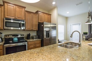 ثلاجة، ميكروويف، فرن، موقد طهي مسطح