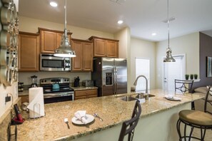 ثلاجة، ميكروويف، فرن، موقد طهي مسطح