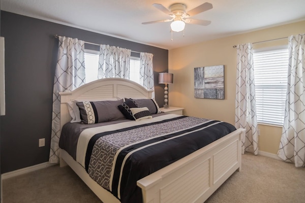 Upstairs King Master w/En-Suite Bathroom & Flat Screen TV