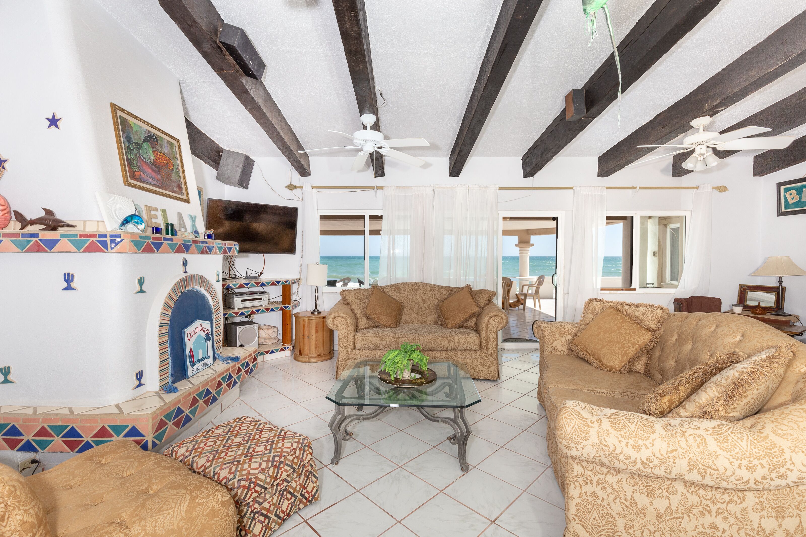 電視、壁爐、DVD 播放機