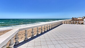 På stranden