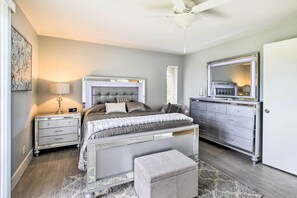 2 bedrooms, iron/ironing board, Internet, bed sheets - Pool & Hot Tub Access: Modern Palm Springs Condo (Palm Springs)