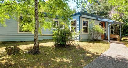 Hike to the Coast! Log Cabin on 5 Acres in Bandon