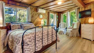 2 bedrooms, desk, iron/ironing board, internet