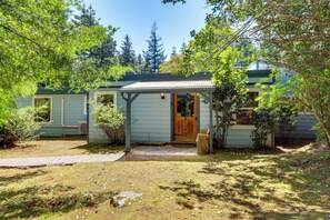 Exterior - Hike to the Coast! Log Cabin on 5 Acres in Bandon (Bandon)