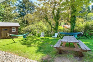 Outdoor dining - Hike to the Coast! Log Cabin on 5 Acres in Bandon (Bandon)