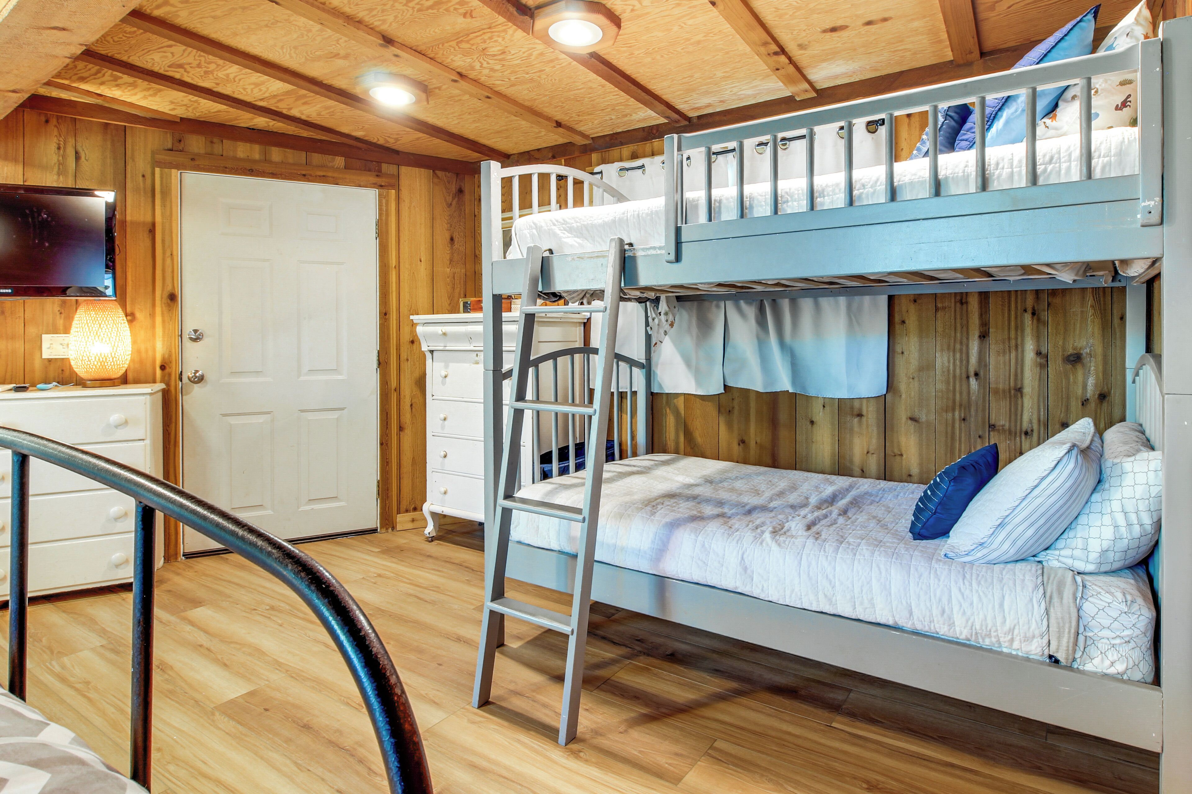 2 bedrooms, desk, iron/ironing board, internet