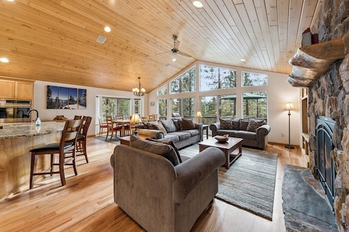 Heavenly Solitude - Pets , Hot Tub, 2 Living Areas, Modern