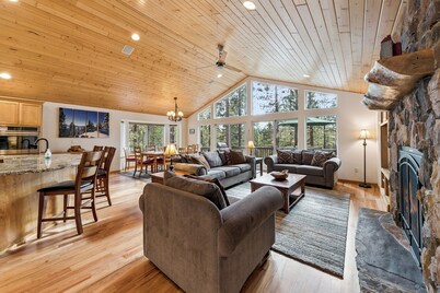Heavenly Solitude - Pets , Hot Tub, 2 Living Areas, Modern