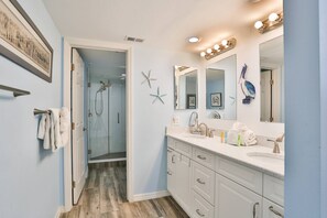 Combined shower/tub, hair dryer, towels, shampoo