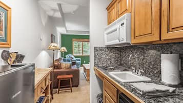 Mikrowelle, Herdplatte, Geschirrspüler