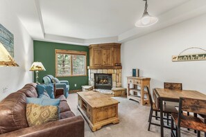 Een televisie en een open haard