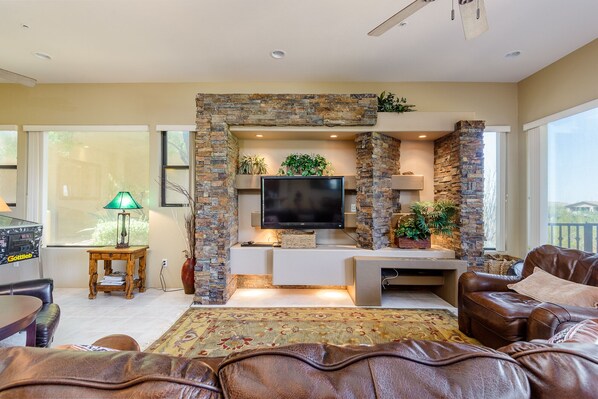 テレビ、暖炉、DVD プレーヤー、書庫