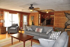 Een smart-tv, een open haard en een dvd-speler