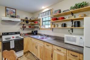 Réfrigérateur, micro-ondes, plaque de cuisson, cafetiÚre/bouilloire