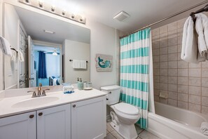 シャワー付き浴槽、ヘアドライヤー、タオル