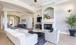 TV - Wonderful Home with Private Pool at Reunion (Reunion)