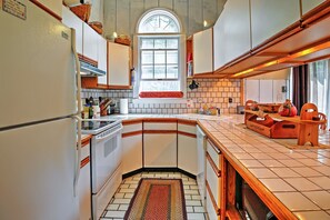 Réfrigérateur, micro-ondes, plaque de cuisson, lave-vaisselle